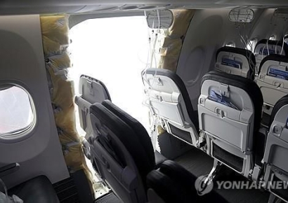 보잉 여객기 또 문제 발생…이번엔 비행 중 패널 뜯겨나가