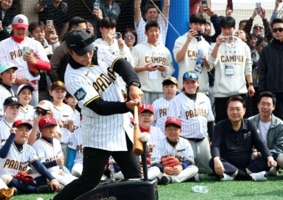 尹, 샌디에이고 야구교실 방문…"야구 통해 훌륭한 리더 될 수 있어"