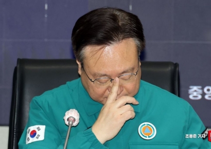 [포토] 안경 고쳐쓰는 조규홍 복지부 장관