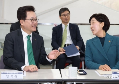 [포토] 대화하는 한화진 장관과 강석훈 산업은행장