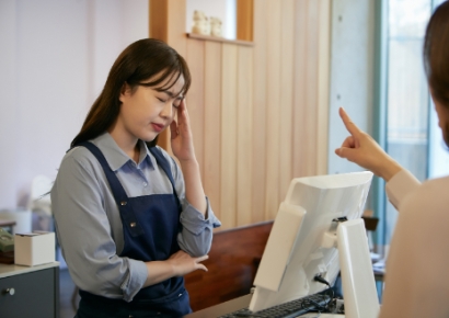 "아이 먹이게 우유 조금만" 요구한 부모, 카페서 거절하자 "망하게 할 것"