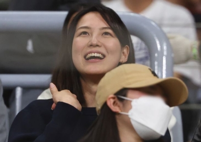 9천억 남편 오타니…아내는 일반석에 앉았다