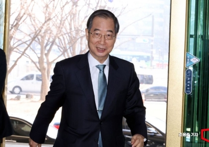 [포토] 의대정원 배분 발표 앞두고 출근하는 한덕수 총리