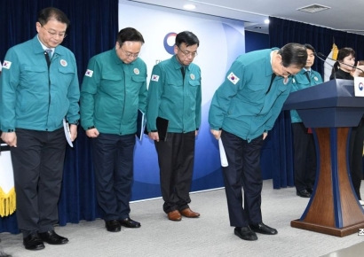 [포토] 인사하는 한덕수 총리와 국무위원들