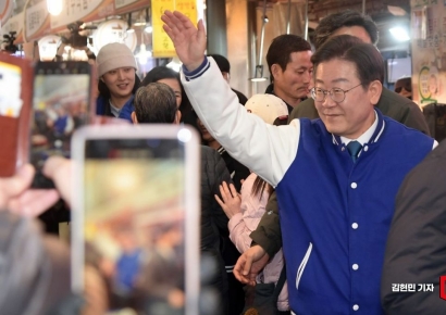 [포토] 인천 시민들에게 인사하는 이재명