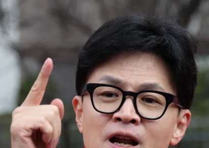 與 "이재명, 中에 굴종적 자세… 저급한 수준 한심”