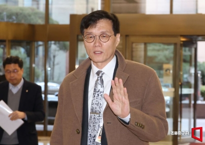[포토] 비상거시경제금융회의 참석하는 이창용 총재