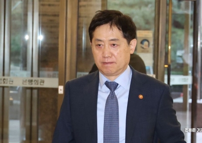 [포토] 은행회관 들어서는 김주현 금융위원장