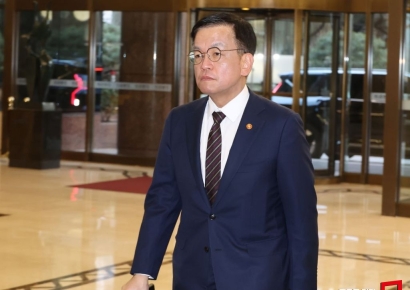 [포토] 비상거시경제금융회의 참석하는 최상목 경제부총리
