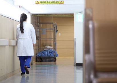 "한국서 하기 싫다는 전공의들, 외국 의사시험 준비 중…인재 유출"