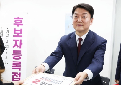 [포토] 22대 총선 후보자 등록하는 안철수