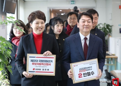 [포토] 후보자 등록 위해 선관위 들어서는 김은혜-안철수
