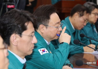 [포토] 총리 발언 듣는 조규홍 복지부 장관