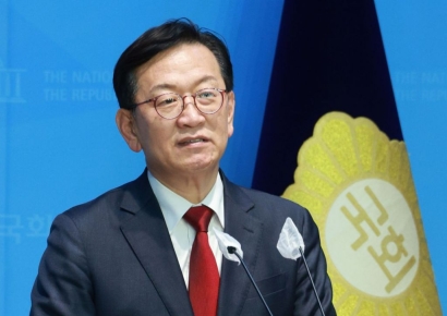 '尹 40년 지기' 석동현, 자유통일당 비례 2번…집토끼 빼앗나