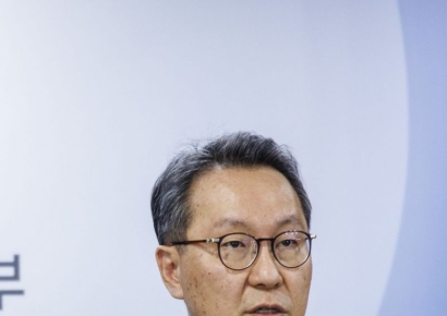 정부 "시니어의사 4000명 활용, 군의관·공보의 200명 추가파견"