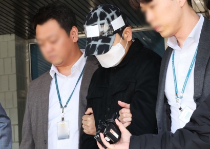 '이선균 수사정보 유출' 경찰관, 영장심사 출석…질문엔 묵묵부답
