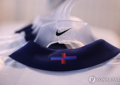 "칼라 세우고 뛰었다" 잉글랜드 축구 새 유니폼 논란…英 총리도 '불쾌'