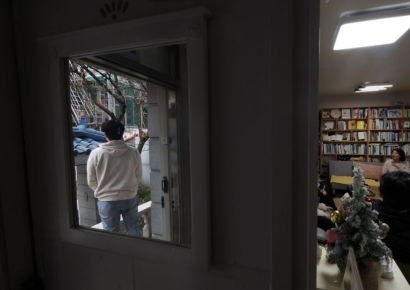 "한국의 '행복공장'에서 부모들이 스스로를 감방에 가두는 이유는"