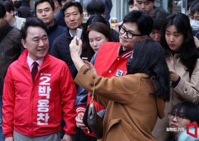[포토] 한동훈, 첫 출근길 인사…"상대보다 한분이라도 더 만나야"