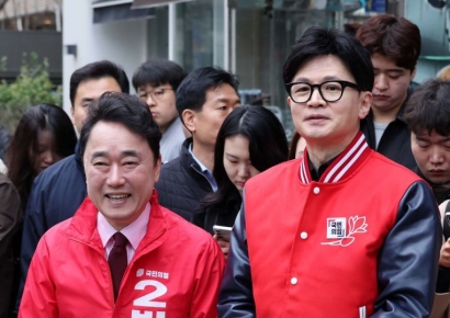 [포토] 한동훈, 여의도에서 첫 출근길 인사…오늘 서울 격전지 방문