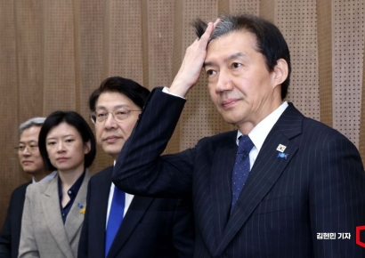 [포토] 기자회견장 들어서는 조국 대표