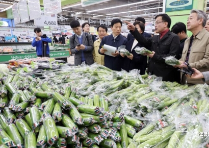 [포토] 채소가격 동향 점검하는 최상목 경제부총리