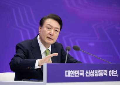 尹 "의료계와 더 긴밀히 소통…전공의 면허정지 일단 보류"(종합)