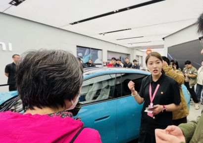[르포]中샤오미 전기차 데뷔에 매장 북새통…"구매 관건은 가격"