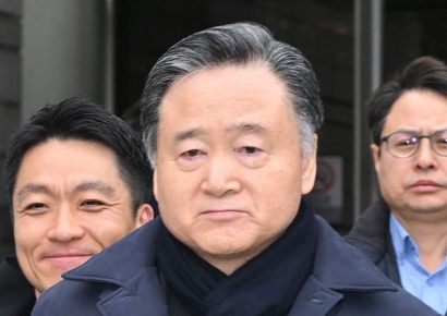 검찰, 4차례 조사 거부 허영인 SPC 회장 체포…중앙지검 압송
