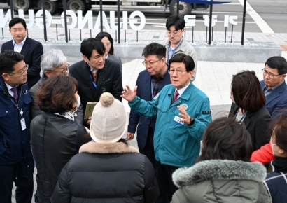 부산 정종복 기장군수-신축아파트 입주예정자, 집회현장서 면담 진행
