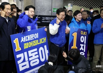 [포토] 이재명, 김동아·이지은 후보와 아현역 출근길 인사