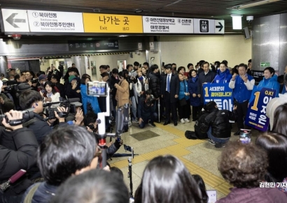 [포토] 아현역 출근길 인사 나선 이재명 대표