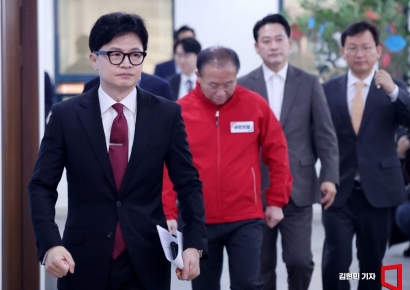 [포토] 회견장 들어서는 한동훈