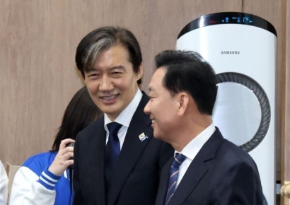 [포토] 이광재 공동선대위원장과 인사하는 조국 대표