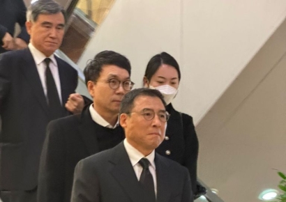 조현문, 굳은 표정으로 아버지 빈소 찾아…5분 조문 후 말없이 떠나