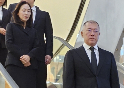 [포토] 정의선 현대차 회장, 부인과 조석래 빈소 조문