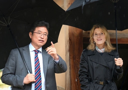 케네디 美 JFK재단 명예회장 “하회마을에 꼭 와보고 싶었어요” … 이철우 경북지사와 환담
