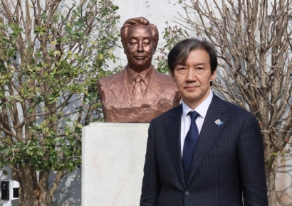 김영삼 생가 찾은 조국 "검찰 독재 정권과 싸우겠다"