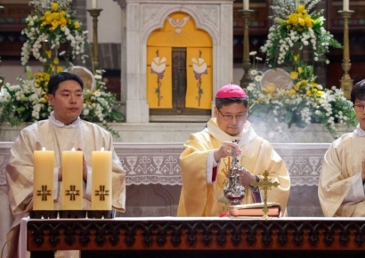 [포토] 부활절 미사 집전 나선 정순택 대주교
