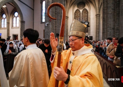 [포토] 명동성당 대성당 들어서는 정순택 대주교