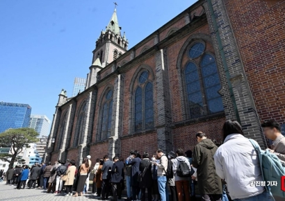 [포토] 부활절 미사 앞두고 명동성당 앞에 길게 늘어선 줄
