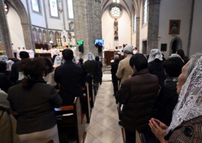 [포토] 부활절 맞아 명동성당 찾은 천주교신자들