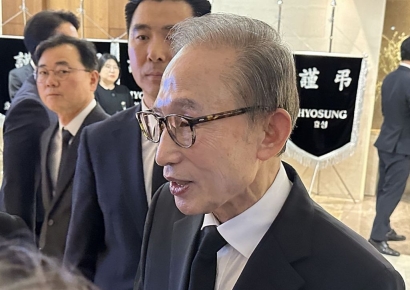 이명박·구광모·정몽준…故 조석래 회장 장례 이틀째도 추모 행렬(종합)