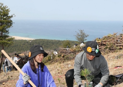 [포토] 유한킴벌리, 신혼부부 나무 심기