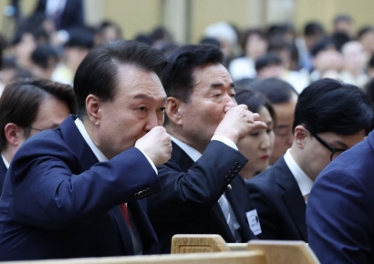 尹 "나라 안팎 도전·위기 직면…부활 참뜻 실천해야"