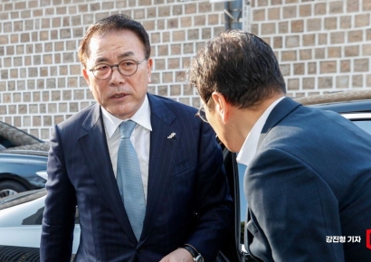 [포토] 금융위원장-은행장 간담회 참석한 조용병 은행연합회장