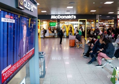 [포토] 윤석열 대통령 담화 보는 시민들