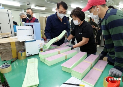 [포토] 22대 총선 투표지 분류하는 관계자들