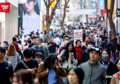 [포토] 외국인 관광객 증가에 다시 살아난 명동 상권