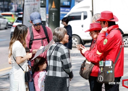 '빨간색 상의에 카우보이 모자'…명동서 흔한데 CNN 감탄 왜?